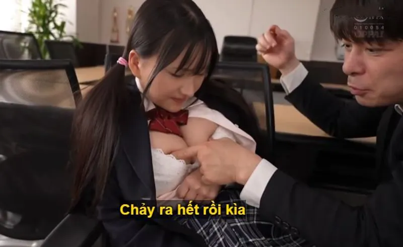 Trong suốt 3 năm, thầy giáo đã rèn luyện cô học trò ngực đẹp thành "chiếc bình đựng tinh".