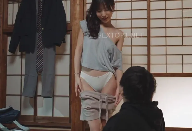 Về quê chăm sóc bố anh xã, bạn gái của anh trai tìm đến cậu em anh xã vì nứng lồn lâu ngày